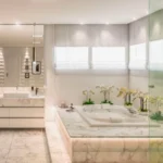 Jacuzzis para Exteriores vs. Interiores: ¿Cuál Es la Mejor Opción para tu Hogar? 45 Jacuzzis en Interiores - Fácil Mantenimiento