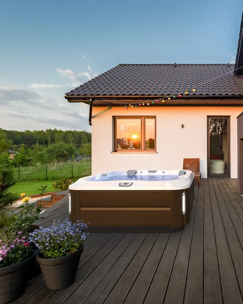 ¿Dónde Ubicar un Jacuzzi en Casa? Ideas para Diferentes Tipos de Hogar 6 Jacuzzi en Casas con Jardín