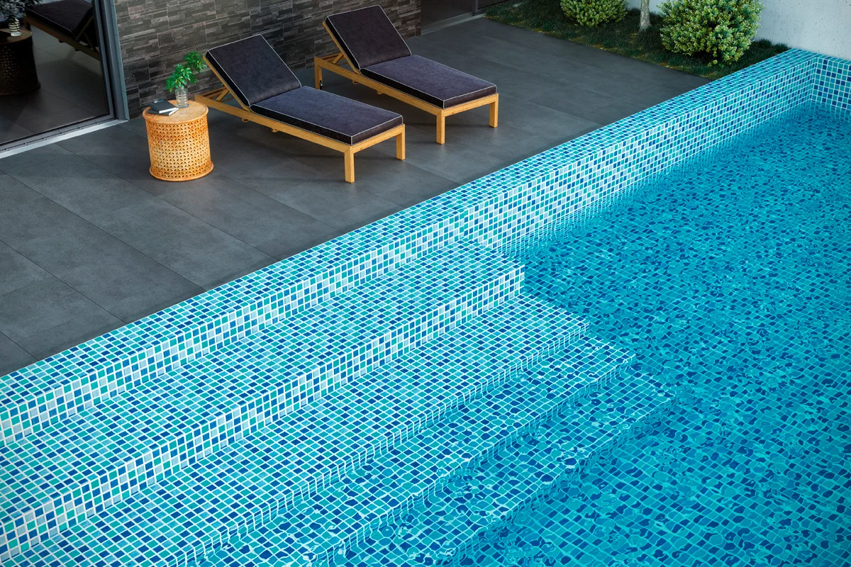 Diseño, Seguridad y Durabilidad: Cómo Elegir el Revestimiento Perfecto Para una Piscina