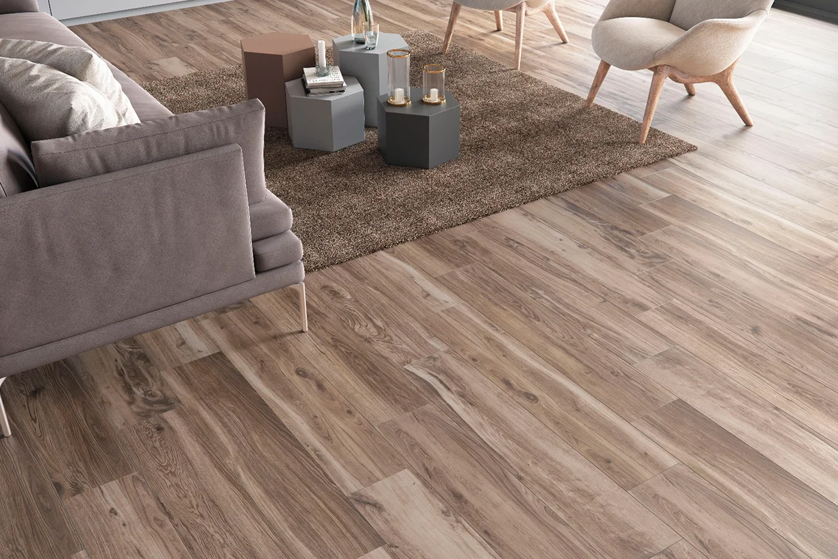 Cálido y Resistente: Un Baño Estilo Spa con Porcelanato Maderado